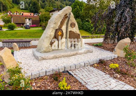 Szczyrk, Polen - 30. August 2020: Bergretter GOPR-Denkmal von Wlodzimierz Lach auf dem St. Jacob Platz in Szczyrk Ferienort Beskiden in S Stockfoto