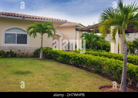 Schöne luxuriöse Villa mit eigenem Pool in der Dominikanischen Republik. Sommerresidenz auf Luxus-karibischen Resort und schönen Garten. Stockfoto