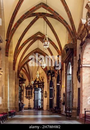 Gniezno, Polen - 1. Juli 2015: Gotischer Gang der Kathedrale von Gniezno mit symbolischem Sarkophag und Sarg des Hl. Adalbert, SW. Wojciech, Märtyrer im alten zu Stockfoto