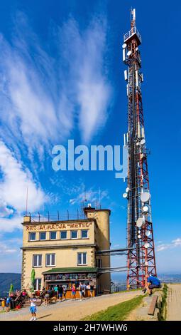 Zywiec, Polen - 30. August 2020: Meteorologische Station und Telekommunikationsturm auf dem Berg Gora Zar in Miedzybrodzie Zywieckie in Schlesien