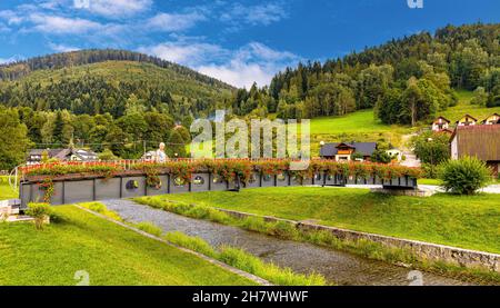 Szczyrk, Polen - 30. August 2020: Panoramablick auf das Beskiden-Gebirge rund um das Szczyrk-Bergresort mit Brücke über den Zylica-Bach in Beskidy Mo Stockfoto