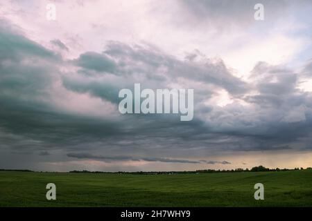 Gewitterwolken über den Wiesen. Landschaft. Vor dem Regen. Wetterbedingungen, Zyklon. Horizontales Foto. Stockfoto