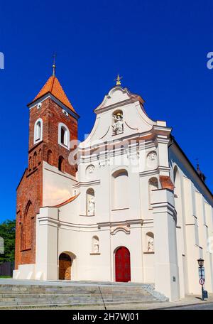 Gniezno, Polen - 1. Juli 2015: Mittelalterliche gotische Kirche Mariä Himmelfahrt in der Franciszkanska Straße in der Altstadt von Gniezno Stockfoto