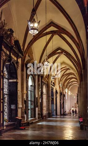 Gniezno, Polen - 1. Juli 2015: Gotischer Gang der Kathedrale von Gniezno mit symbolischem Sarkophag und Sarg des Hl. Adalbert, SW. Wojciech, Märtyrer im alten zu Stockfoto