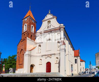 Gniezno, Polen - 1. Juli 2015: Mittelalterliche gotische Kirche Mariä Himmelfahrt in der Franciszkanska Straße in der Altstadt von Gniezno Stockfoto