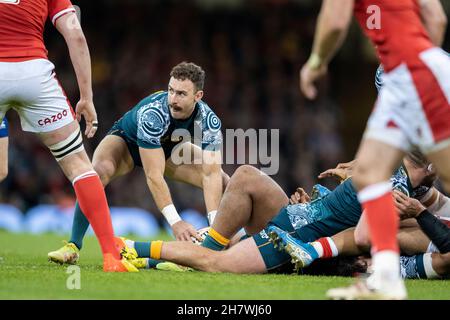 Nic White, die australische Scrum-Hälfte, sucht von der Basis des Rocks aus nach dem Ziel seines bevorstehenden Passes. Stockfoto