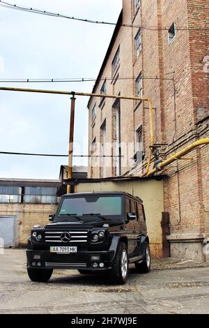 Kiew, Ukraine - 8. September 2013: Schwarzer Mercedes-Benz G500 in der Stadt Stockfoto