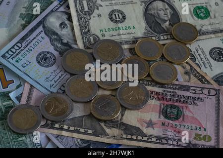 US-Dollar im Wert von 1,50, 100 Dollar und Euro-Münzen. Wechselkurs. Gewinn, Vermögen, Ersparnisse, Versicherungskonzept. Stockfoto