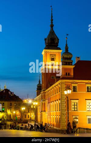 Warschau, Polen - 28. April 2021: Abendansicht des königlichen Schlosses, Zamek Krolewski, auf dem Schlossplatz in der Altstadt von Starowka Stockfoto