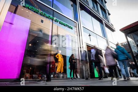 Vereinigte Farben von Benetton, Oxford Street, London. Einkäufer, die am Eingang zum Modegeschäft in Londons geschäftigen Einkaufsviertel vorbeikommen. Stockfoto