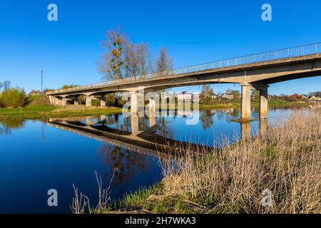 Wizna, Polen - 24. April 2021: Straßenbrücke über den Fluss Narew im Dorf Strekowa Gora in der Woiwodschaft Podlaskie Stockfoto