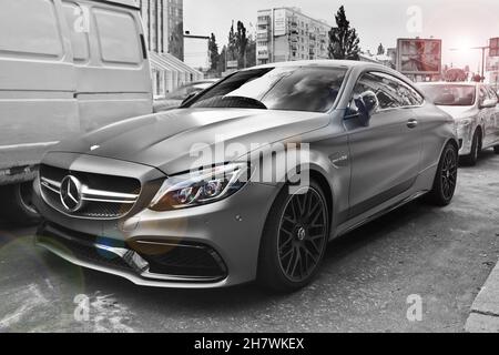 Kiew, Ukraine - 6. März 2017: Mercedes-Benz S 63 AMG. Schwarzweiß-Foto mit einem Farbeffekt der Sonne. Ein mattes Auto, das unter anderem in einer Stadt geparkt hat Stockfoto