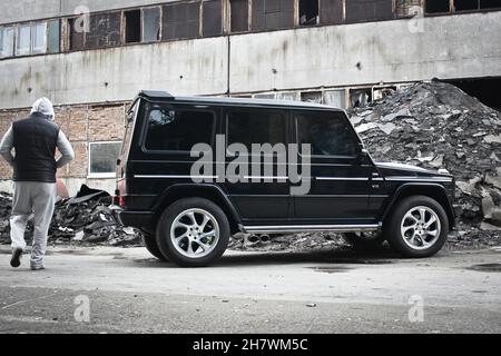 Kiew, Ukraine - 8. September 2013: Schwarzer Mercedes-Benz G500 in der Stadt Stockfoto