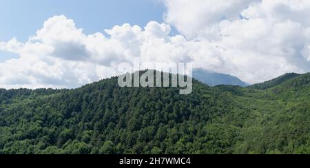 Wunderbarer Blick auf die Bergkette im Olympus Greek National Natural Park. Stockfoto