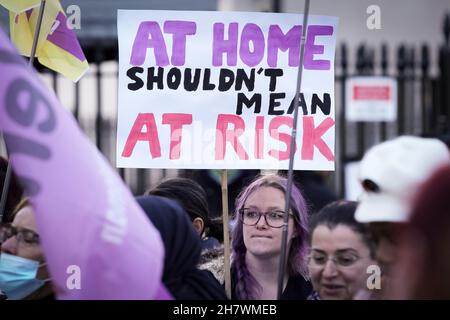 London, Großbritannien. 25th. November 2021. Million Women Rise - Never Forgotten Vigil against violence towards Women, New Scotland Yard. Aktivistinnen und Unterstützer versammeln sich vor dem Polizeihauptquartier der New Scotland Yard Metropolitan, um weitere globale Maßnahmen zu fordern, um ein Ende der systematischen Gewalt gegen Frauen zu fordern. Kredit: Guy Corbishley/Alamy Live Nachrichten Stockfoto