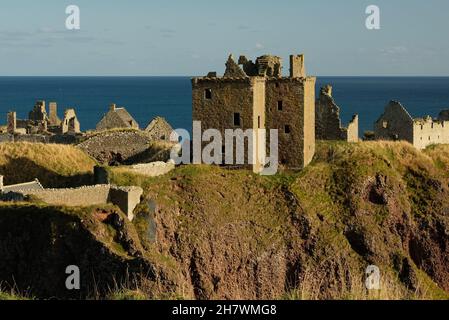 Ein Farbfoto des zerstörten Dunnottar Castle südlich von Stonehaven, Aberdeenshire, Schottland. Stockfoto