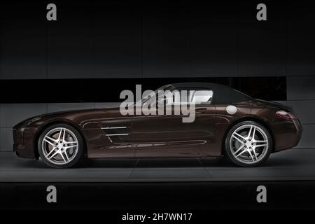 Kiew, Ukraine - 15. Dezember 2018: Sportwagen Mercedes Benz SLS AMG im Schatten Stockfoto