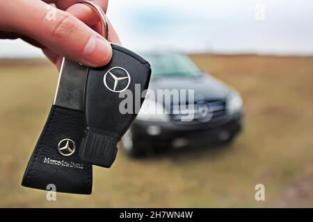 Popelnya, Ukraine - 19. November 2011: Die Schlüssel zum Auto Mercedes auf dem Hintergrund des Autos Mercedes ML. Das Auto ist außer Fokus Stockfoto