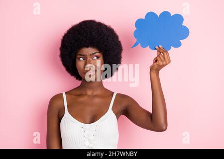 Foto Porträt lockiges Mädchen in weiß oben unsicher Zweifel halten blauen Wolke Copyspace isoliert rosa Farbe Hintergrund Copyspace Stockfoto