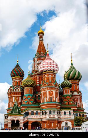 Farbenfrohe Kuppeln der Kathedrale von Vasily dem Seligen, die gemeinhin als Basilius-Kathedrale auf dem Roten Platz in Moskau, Russland, Europa bekannt ist Stockfoto