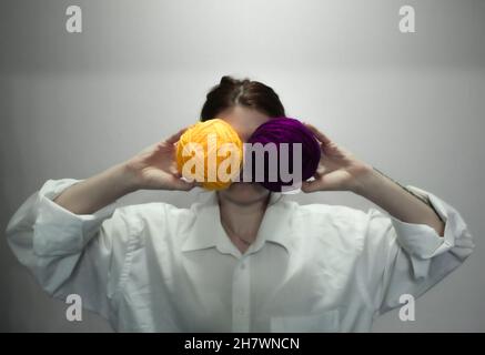 Frau mit Wollkugeln Stockfoto