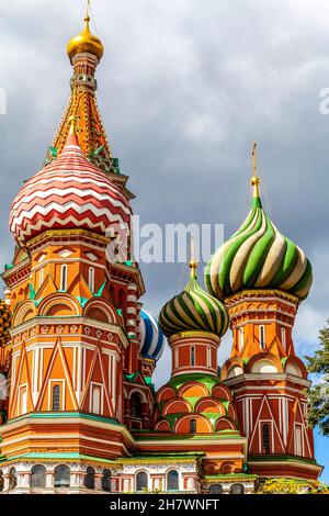 Farbenfrohe Kuppeln der Kathedrale von Vasily dem Seligen, die gemeinhin als Basilius-Kathedrale auf dem Roten Platz in Moskau, Russland, Europa bekannt ist Stockfoto