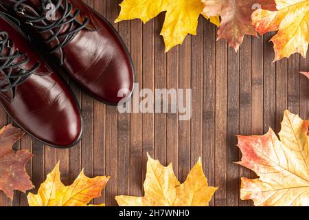 Draufsicht auf Damenschuhe im Herbstlaub. Herbsthintergrund, flatley. Stockfoto