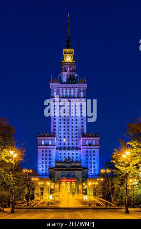 Warschau, Polen - 11. Mai 2021: Nachtansicht des Kultur- und Wissenschaftspalastes, Palac Kultury i Nauki, Turm und Park im Stadtzentrum von Srodmiescie Stockfoto