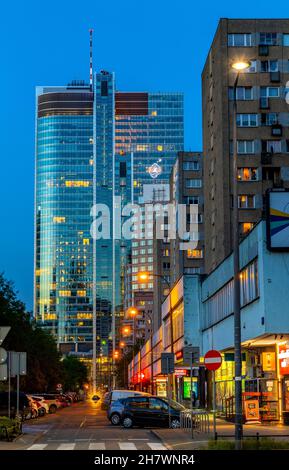 Warschau, Polen - 10. Mai 2021: Das Geschäfts- und Finanzstadtviertel Srodmiescie mit den Türmen Rondo 1 und Ilmet am ONZ-Kreis und in der Panska-Straße Stockfoto