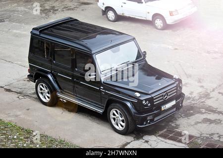 Kiew, Ukraine - 8. September 2013: Schwarzer Mercedes-Benz G500 in der Stadt Stockfoto