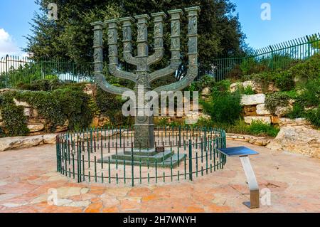 Jerusalem, Israel - 14. Oktober 2017: Bronzestatue der Knesset Menorah, entworfen von Benno Elkan im Jahr 1956 an der Rothschild-Straße neben dem Knesset-Gebäude in Stockfoto