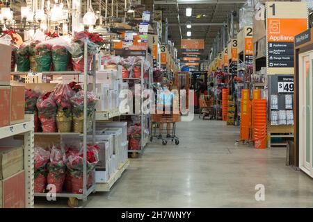 Miami, USA. 24th. November 2021. Leute kaufen während der Thanksgiving-Verkäufe eine Nacht vor dem Nationalfeiertag in Miami, Florida, die Vereinigten Staaten, 24. November 2021 ein. Quelle: Monica McGivern/Xinhua/Alamy Live News Stockfoto