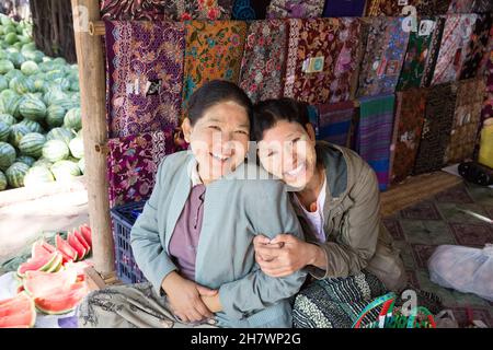 Mutter und Tochter verkaufen Stoffe auf dem Nyaung U-Markt Stockfoto