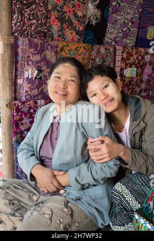 Mutter und Tochter verkaufen Stoffe auf dem Nyaung U-Markt Stockfoto