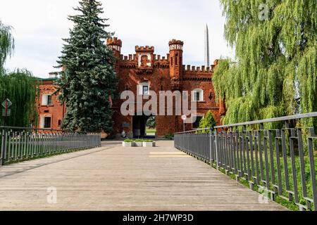 Brest, Weißrussland - 2021. August: Kholmskie-Tore der Brestischen Festung. Geschichte des Zweiten Weltkriegs. Architektonische Elemente. Horizontales Foto. Stockfoto