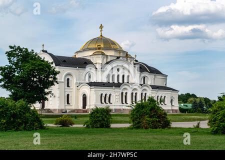 Brest, Weißrussland - 2021. August: Die Garnisonskirche des Heiligen Nikolaus des Wundertäters in der Brestischen Festung. Horizontales Foto. Stockfoto