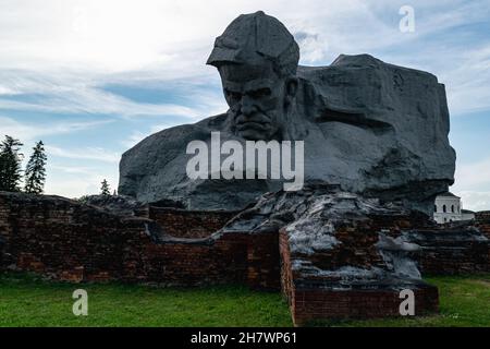 Brest, Weißrussland - 2021. August: Das Denkmal des Mutes in der Brestischen Festung. Horizontales Foto. Stockfoto