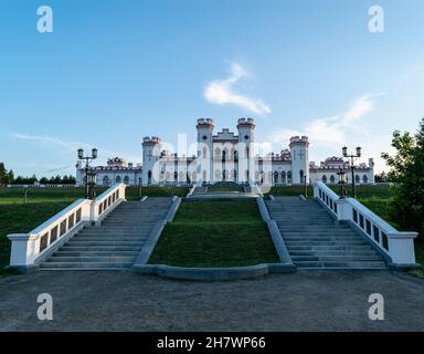 Kosovo, Weißrussland - 2021. August: Palast der Pusslowskys in Kossovo bei Sonnenuntergang an einem Sommertag. Horizontales Foto. Stockfoto