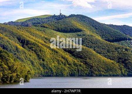 Zywiec, Polen - 30. August 2020: Panoramablick auf den Miedzybrodzkie-See und das Beskiden-Gebirge mit dem Berg Gora Zar in Schlesien