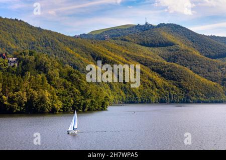 Zywiec, Polen - 30. August 2020: Panoramablick auf den Miedzybrodzkie-See und das Beskiden-Gebirge mit dem Berg Gora Zar in Schlesien