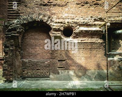 Brest, Weißrussland - August 2021: Gedenkmuseum Komplex Festung Brest. Geschichte des Zweiten Weltkriegs. Architektonische Elemente. Horizontales Foto. Stockfoto