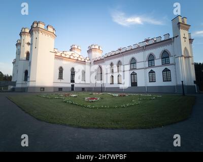 Kosovo, Weißrussland - 2021. August: Palast der Pusslowskys in Kossovo bei Sonnenuntergang an einem Sommertag. Horizontales Foto. Stockfoto