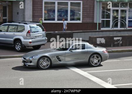 Kiew, Ukraine - 27. Mai 2012: Mercedes-Benz SLS AMG in Bewegung Stockfoto