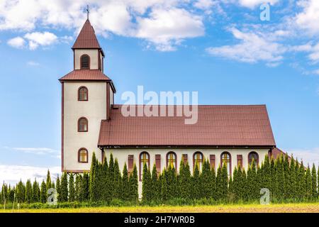 Sedki, Polen - 1. Juli 2021: Pfarrkirche der Muttergottes von Ostra Brama im Dorf Sedki am See Jezioro Selmet Wielki in der Region Masuren Stockfoto