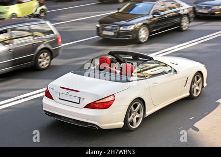 Kiew, UA - 24. August 2017: MERCEDES SL-Klasse, luxuriöses weißes Cabriolet in Bewegung auf der Straße Stockfoto