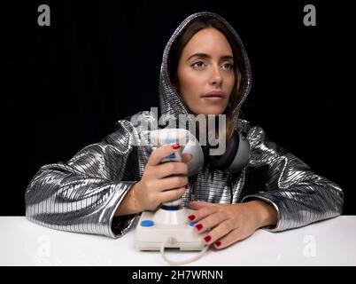 Frau mit silbernem Kostüm und Computer-Joystick Stockfoto