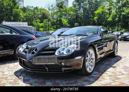 17. Juni 2014 - Kiew, Ukraine. Schwarzer Luxus Mercedes-Benz SLR McLaren in der Stadt Stockfoto