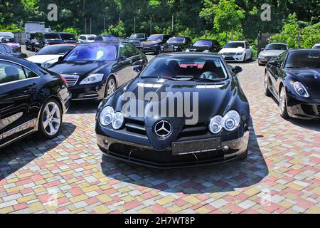 17. Juni 2014 - Kiew, Ukraine. Schwarzer Luxus Mercedes-Benz SLR McLaren in der Stadt Stockfoto