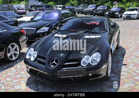 17. Juni 2014 - Kiew, Ukraine. Schwarzer Luxus Mercedes-Benz SLR McLaren in der Stadt Stockfoto