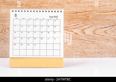 Der Tischkalender für August 2022 steht auf dem Tisch. Stockfoto